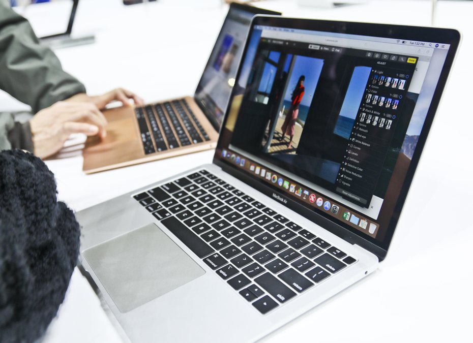 南韓媒體BusinessKorea引述消息人士報導，蘋果正與面板供應商洽談推出一款可折疊的MacBook機型，有望提振市況低迷的面板市場。美聯社