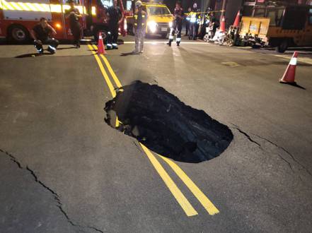 台北市大同區南京西路315號前、近貴陽街，昨天深夜11點多無預警發生塌陷意外，車道中出現一個巨大天坑。圖／北市府提供