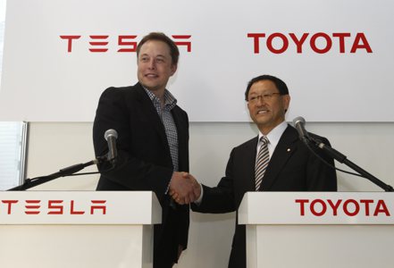 特斯拉執行長馬斯克（左），2010年與時任豐田總裁的豐田章男合影。  路透