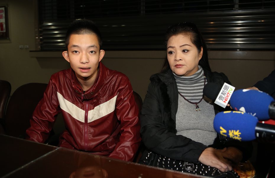 易寶宏（左）是女星易淑寬獨子，因涉及殺警重罪，如今因移監至外獄監，引來眾議。圖／本報資料照片