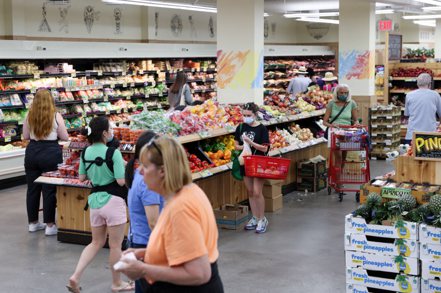 美國6月消費者物價比去年同期上揚3%，年增幅降至兩年多新低。路透