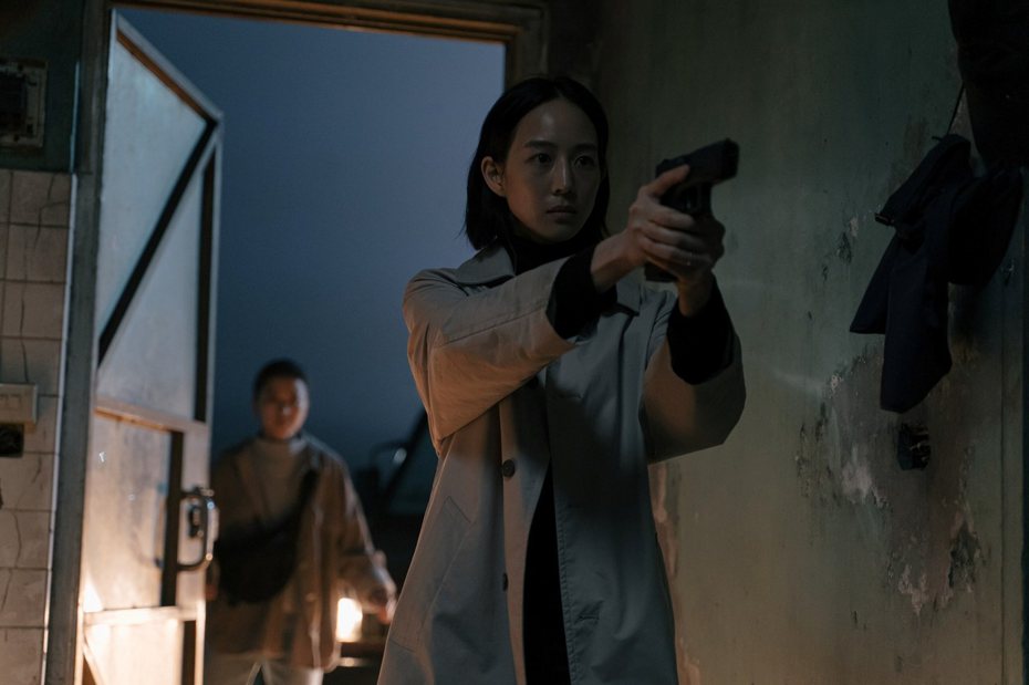 演員張鈞甯（前）在電影「查無此心」中飾演幹練女警，在家勤練舉槍與擒拿術。華映提供