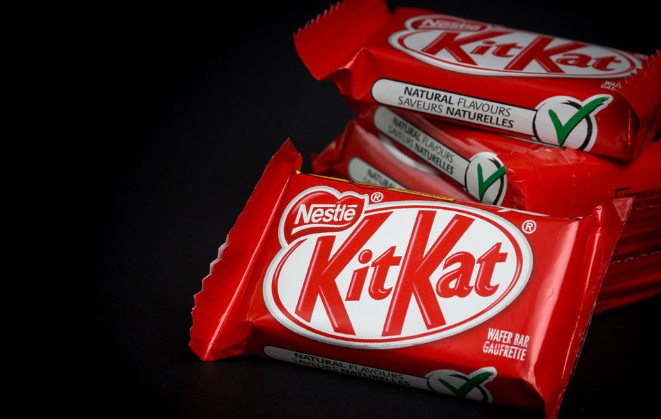 很多人喜愛的KitKat巧克力日前宣布放棄碳抵換的方式來達成碳中和。 圖片來源：Mae Mu／Unsplash