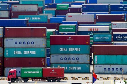 大陸海關總署昨日公布6月最新外貿數據，在兩岸貿易方面，今年前六月兩岸進出口貿易總額為1,236.31億美元。（路透）
