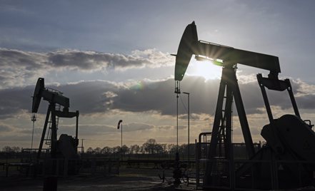 國際原油價格周三從三個月高位回落。 美聯社