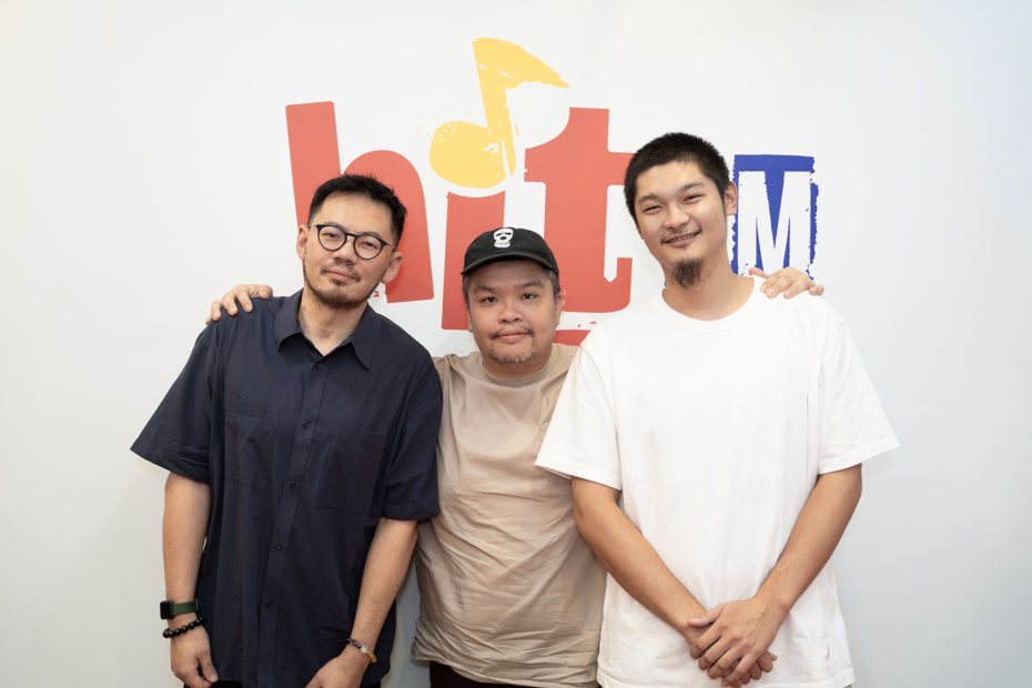 葛大為（左）訪問金曲歌王Leo王（右）、音樂廠牌顏社負責人迪拉，深入饒舌音樂的歌詞創作。圖／Hit Fm提供