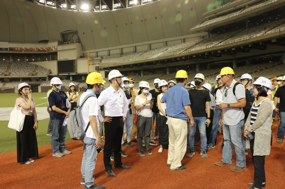 美國MLB專家來訪台北大巨蛋(右二)就專業意見參與討論，台北市副市長林奕華也出席(右一)。（圖/遠雄提供）