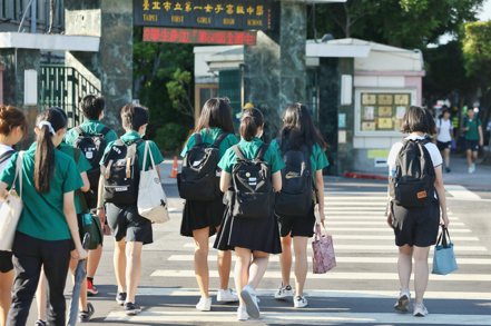 大台北地區有不少「現代孟母（父）」為了讓孩子日後能考上升學率高的高中，紛紛提前布局，甚至入手明星學區房。 報系資料照