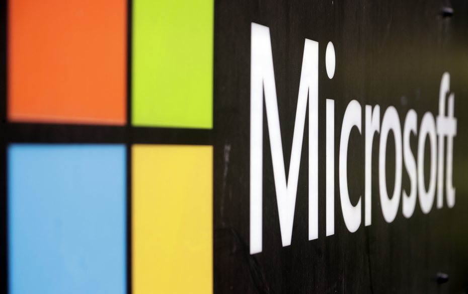 微軟（Microsoft）股價18日創收盤新高，此前該公司宣布將對微軟廣泛被使用的生產力軟體的生成式AI新功能收取每月30美元費用。美聯社