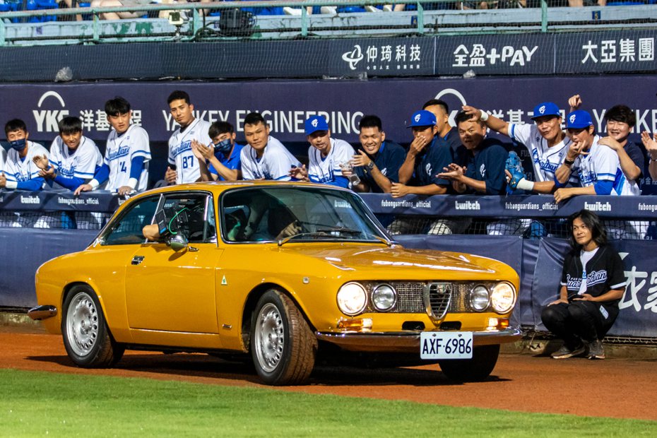 「韓哥」姜成鎬坐著古董車帥氣登場開球，相當拉風。記者季相儒／攝影