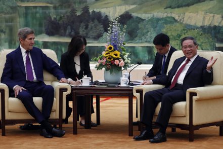 美國氣候特使柯瑞（左）18日與中國國務院總理李強(右)會談，他是近期登陸的第三位美國高官。 美聯社