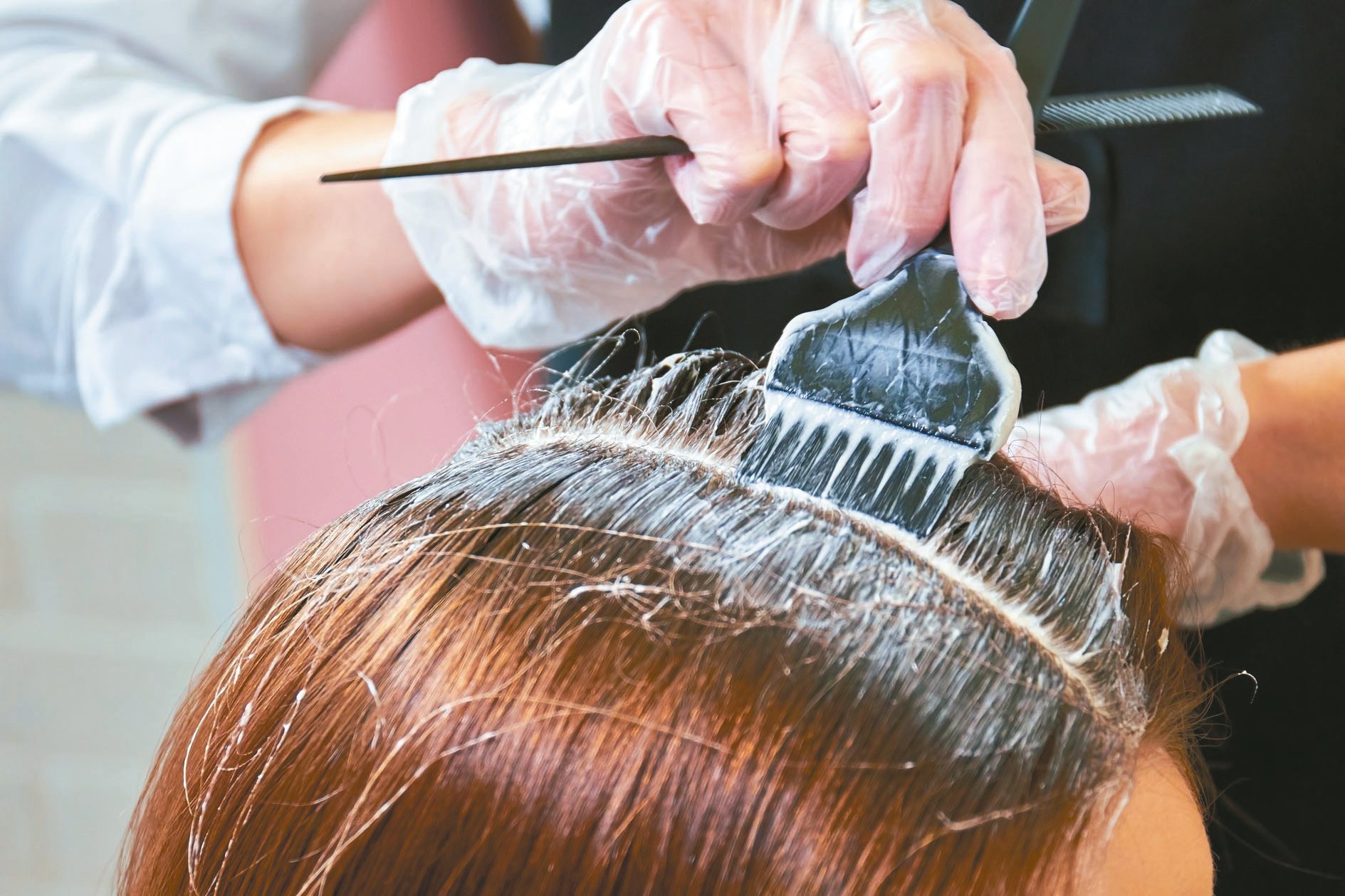 染髮劑內含多種化學成分，包括芳香胺類染料、氧化劑、鹼性劑、乳化劑和各式添加劑，染髮劑中部分成分的代謝物具有潛在的腎毒性。染髮示意圖，圖片來源／123RF。