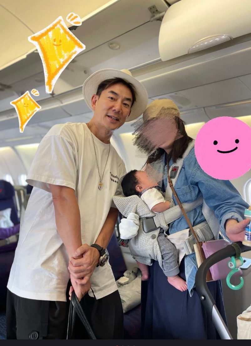任賢齊在飛機上幫旅客搬行李相當親切。圖／摘自小紅書