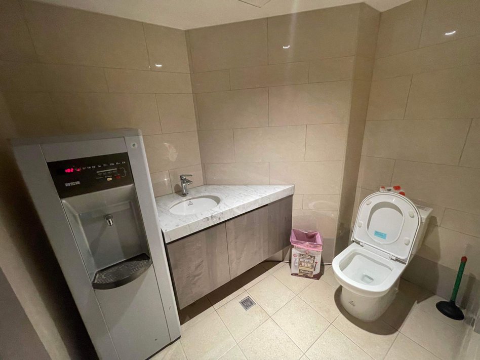 有網友投稿一張照片，只見廁所裡竟然多了一台飲水機，讓不少人看傻眼。 圖擷自奇葩裝潢分享中心