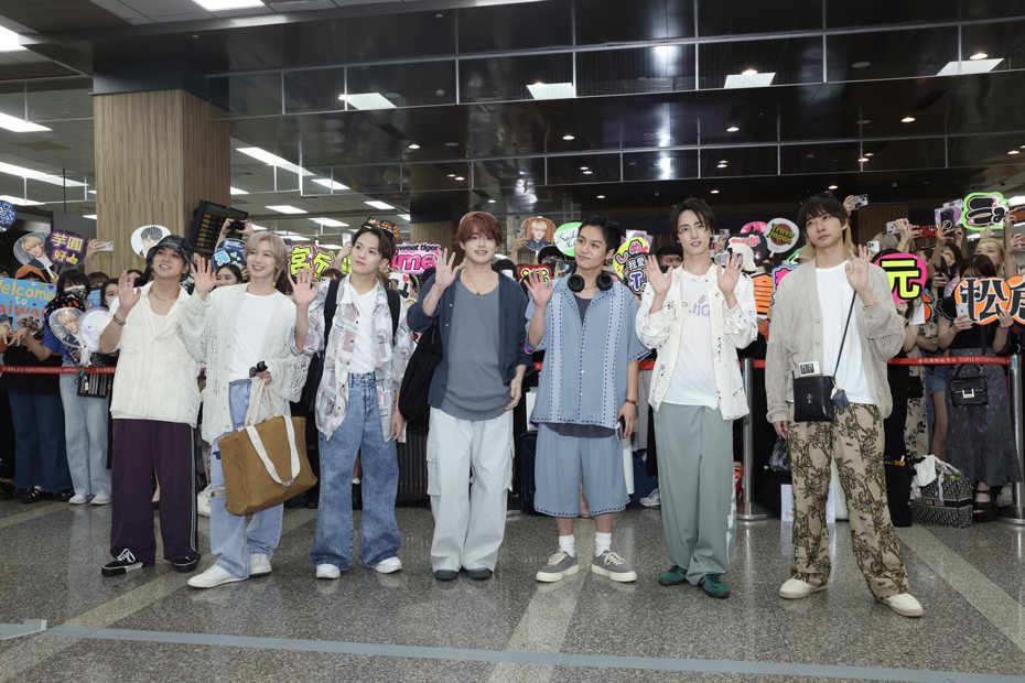 日本傑尼斯7人男團Travis Japan 26日抵達松山機場，約有400粉絲接機。記者王聰賢／攝影