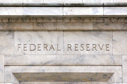 FOMC聲明中值得注意的變化是，對美國經濟成長力道的描述，從前次會議的「和緩的」（modest）調整為「溫和的」（moderate）。 路透