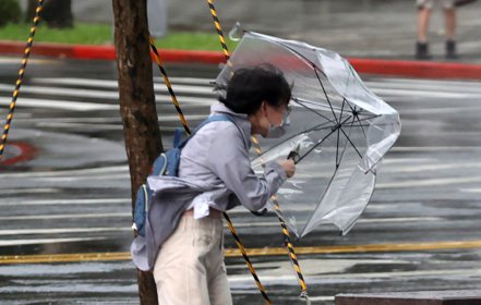 杜蘇芮颱風暴風圈已接觸台灣南端陸地，對台中以南地區、南投、花蓮、台東、恆春半島、澎湖、金門構成威脅，各地風雨逐漸增強。記者胡經周／攝影