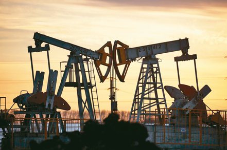 國際油價27日漲逾1%，西德州原油期貨更一度升破每桶80美元大關，為今年4月以來首見。 （彭博資訊）