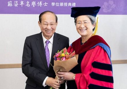蘇姿丰今2023年六月獲頒清華大學名譽博士，其父蘇春槐獻花。取自清大官網