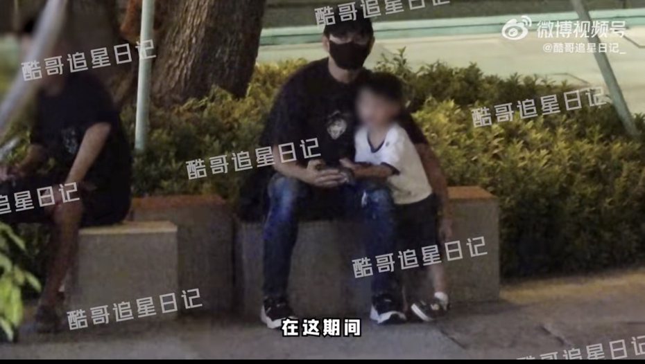 吳奇隆帶著兒子步步在公園玩耍。圖／摘自微博