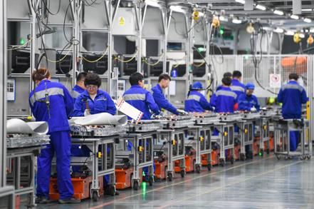 大陸7月製造業PMI仍低於50。圖為江蘇常州一家車用電池廠生產線。（新華社）