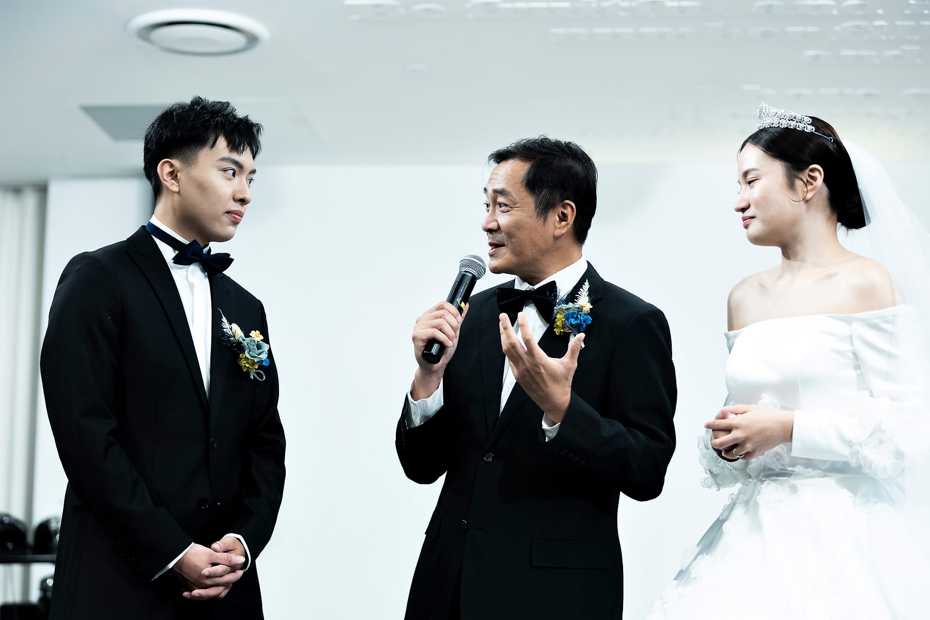 湯志偉大女兒(右)結婚，他以岳父的身分和女婿說話。圖／摘自臉書