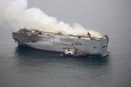 載有約500輛電動車的貨輪Fremantle Highway 7月28日在荷蘭外海時仍在冒煙，所幸當時火勢已被控制。  路透