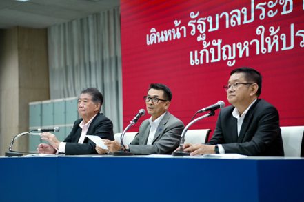 泰國為泰黨主席春楠（Chonlnan Srikaew，中）2日表示，前進黨將退出共組的8黨聯盟，為泰黨將重新尋找政黨加入聯盟。 中央通訊社