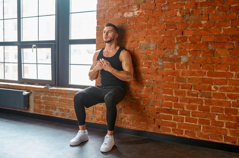 在不動的情況下鍛煉肌肉的運動，例如靠牆深蹲和平板支撐，可能是降血壓的最佳選擇。