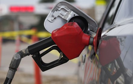 美國汽油價格反彈到9個月來高點，主因沙烏地阿拉伯等國進一步減產。 美聯社