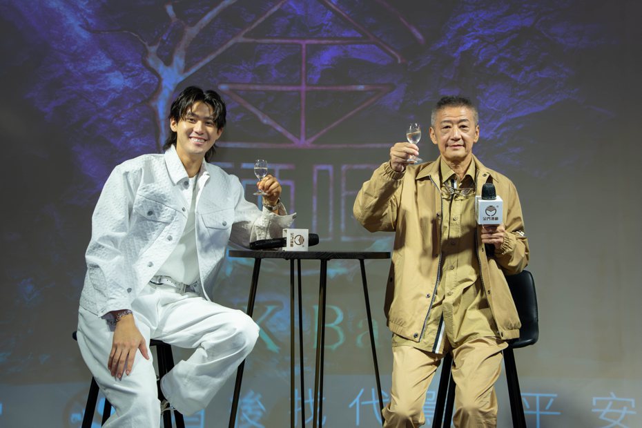 李亞明(右)、李玉璽父子出席酒商活動。圖／金門酒廠提供
