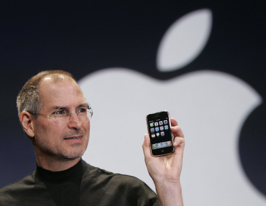 賈伯斯期間曾離開蘋果，並創辦了皮克斯動畫公司，後來在2000年又回到蘋果公司，才開創了iPod、iPhone、iPad這些產品。（美聯社）