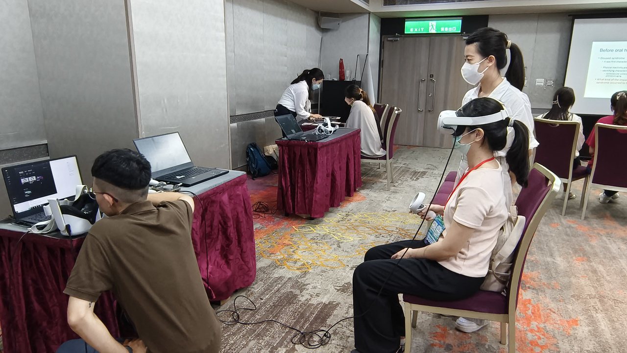 VR口腔照護訓練課程是使用一對一模擬情境的教學，學員可以配戴3D眼鏡沉浸在立體環境中。圖／高雄醫學大學黃曉靈教授提供