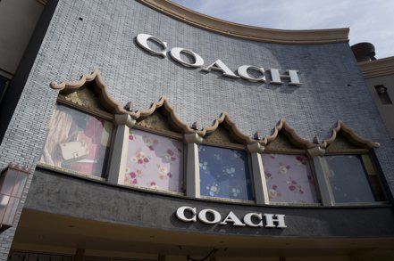 旗下有輕奢品牌Coach的Tapestry公司宣布，將以85億美元的價碼，收購Michael Kors（MK）母公司Capri控股，打造年營收120億美元的美國最大時尚公司。 美聯社