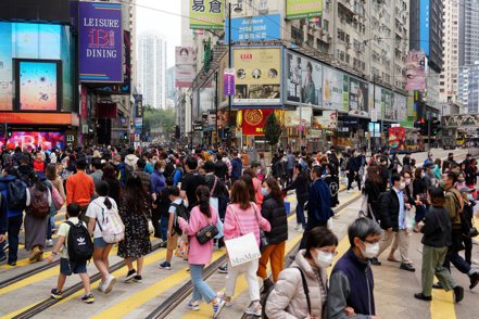 香港對今年經濟增長前景略顯不那麼樂觀，疫情後的活動榮景失去了動力，且來自中國內地和世界其他地區的挑戰給這個金融中心帶來了壓力。（中新社）