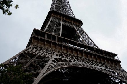 艾菲爾鐵塔為巴黎著名景點，12日傳出有炸彈威脅，當地遊客隨後疏散。路透