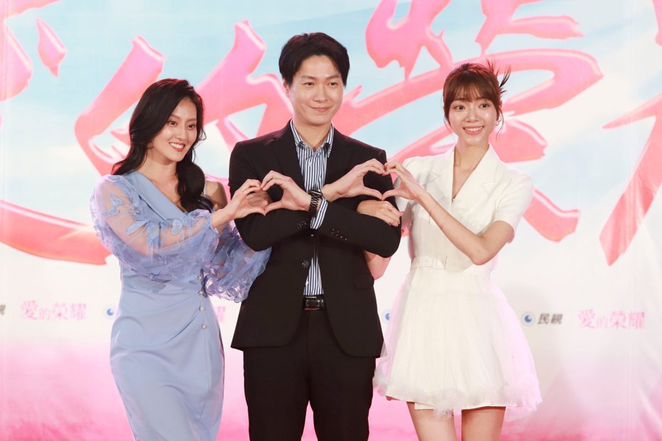 周宇柔(右起)、黃少谷、顏曉筠出席新戲「愛的榮耀」開鏡。圖／民視提供