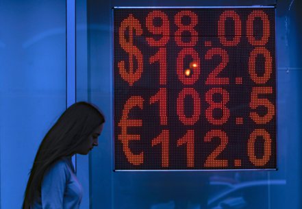 莫斯科交易所電子看板顯示俄羅斯盧布兌美元及歐元匯率。歐新社
