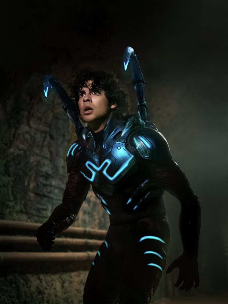 索洛馬里達那飾演的海梅被強迫成為超級英雄「藍甲蟲」。圖／華納兄弟提供