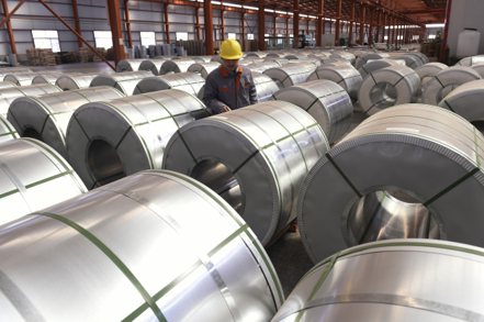 大陸商務部對美鋼鋁申訴答記者問。圖為中國山東一座鋁廠生產的鋁製品。(美聯社)