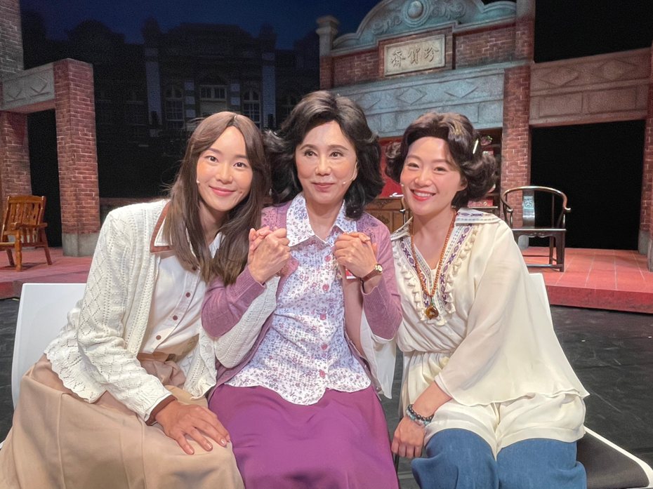 鍾瑶(左起)、孫翠鳳、楊小黎演出舞台劇「叫我林彩香」。記者陳慧貞／攝影