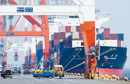 受到對中國大陸外銷衰退影響，日本7月出口下滑0.3%，是兩年多來首見頹勢。（歐新社）