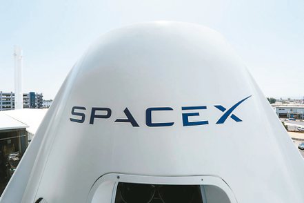 美國聯邦政府公報指出，馬斯克SpaceX和貝佐斯Blue Origin已成中俄間諜目標，可見其重要性。（美聯社）