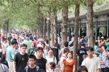 為刺激消費，大陸多個省市要求貫徹落實帶薪休假。圖為北京頤和園暑期湧入眾多遊客。（中新社）