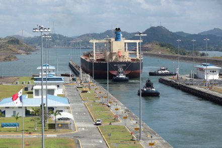 巴拿馬運河因水位太低限制通行船隻數量，凸顯極端氣候事件正對世界主要船運航線造成影響。（路透）