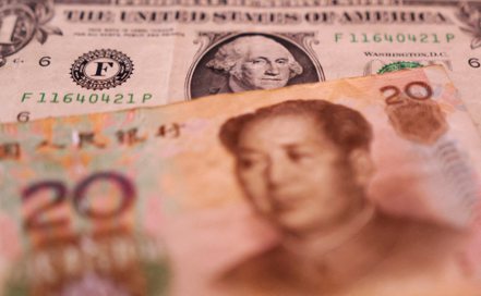 人民幣兌美元匯率近期貶破7.3，分析師認為貶值態勢還沒結束。路透