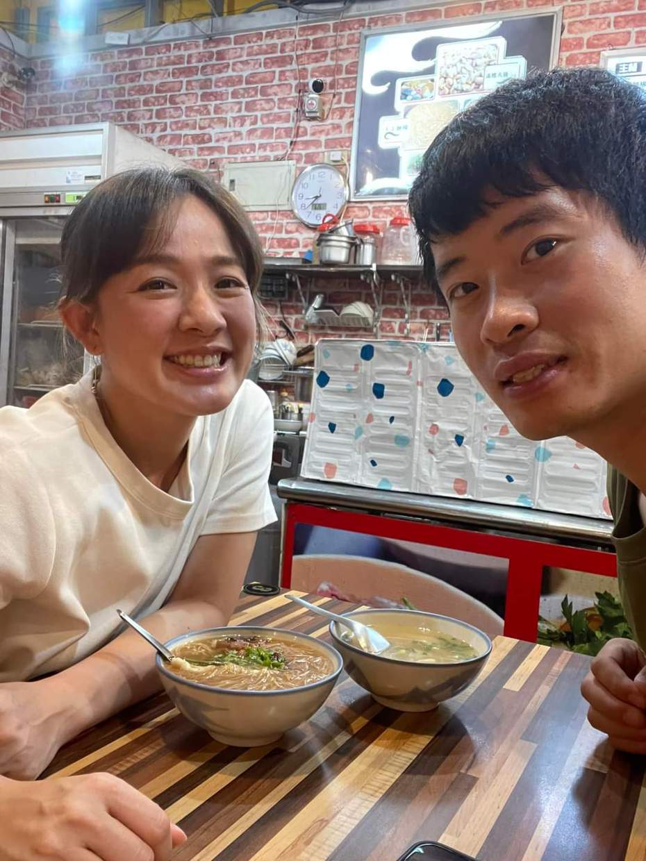 林彥君（左）和老公阿丹喜歡到處吃美食。圖／摘自臉書