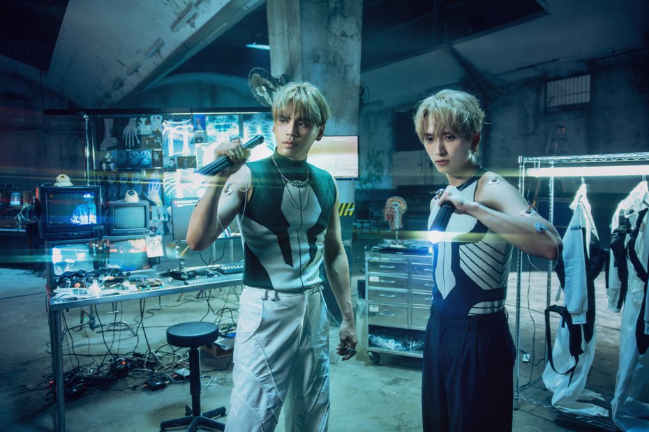 「九澤CP」陳零九(左)、邱鋒澤新歌「愛在你身邊」MV充滿科技感。圖／滾石唱片提供