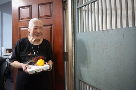 獨居老人孫阿姨因傷行動不便，送餐服務對她來說相當重要。記者葉信菉／攝影