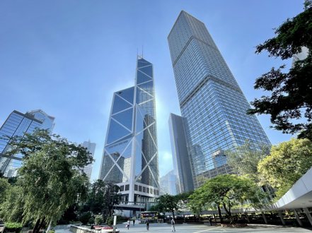金管會三年前啟動「媲美星港」財富管理新方案，造就今日台灣高資產業務持續成長，台灣可以此為滿足了嗎？圖為位於香港中環的中國銀行大廈。 中新社